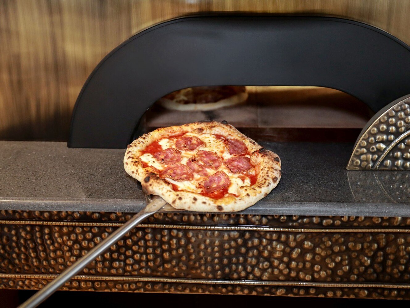 Bei knapp unter 500 Grad Celsius gelingt Pizza besonders gut. © ivanashoots