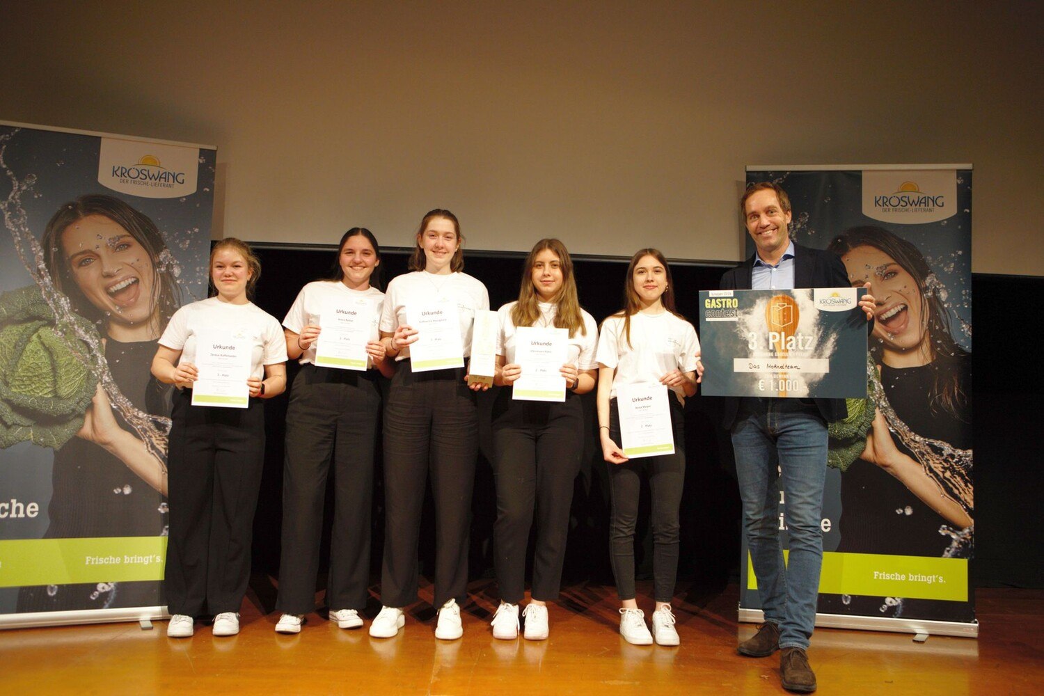 Platz 3: Das Mohndteam (HLF Krems)
Ein Lokal wie ein kulinarischer Spaziergang durch ein Mohnblumenfeld. Der Mohn kommt vom Hauslieferanten aus dem Waldviertel. Das Team hat das Thema 
