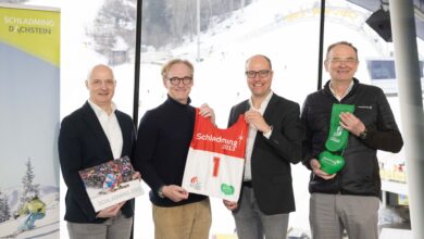 Präsentierten die Wertschöpfungsstudie zur Ski-WM 2023 (v.l.): Florian Schwillinsky (Studienautor economixs Institut für angewandte Wirtschafts- & Sozialforschung), Andreas Keinprecht (1. Vorsitzender TVB Schladming-Dachstein), Mathias Schattleitner (GF TVB Schladming-Dachstein) und Georg Bliem (GF Planai-Hochwurzen-Bahnen). © Martin Huber