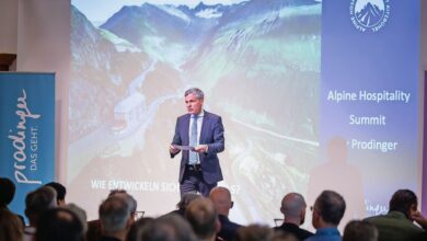 Tarek Leitner beim Alpine Hospitality Summit 2024: Der ORF-Moderator führte bereits im Vorjahr durch spannende Diskussionen rund um die Zukunft der alpinen Hotellerie. (c) Florian Lechner