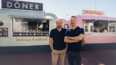 Alex Stranig und Gerald Brunnmayr vor ihren Foodtrucks© Lukas Lorenz