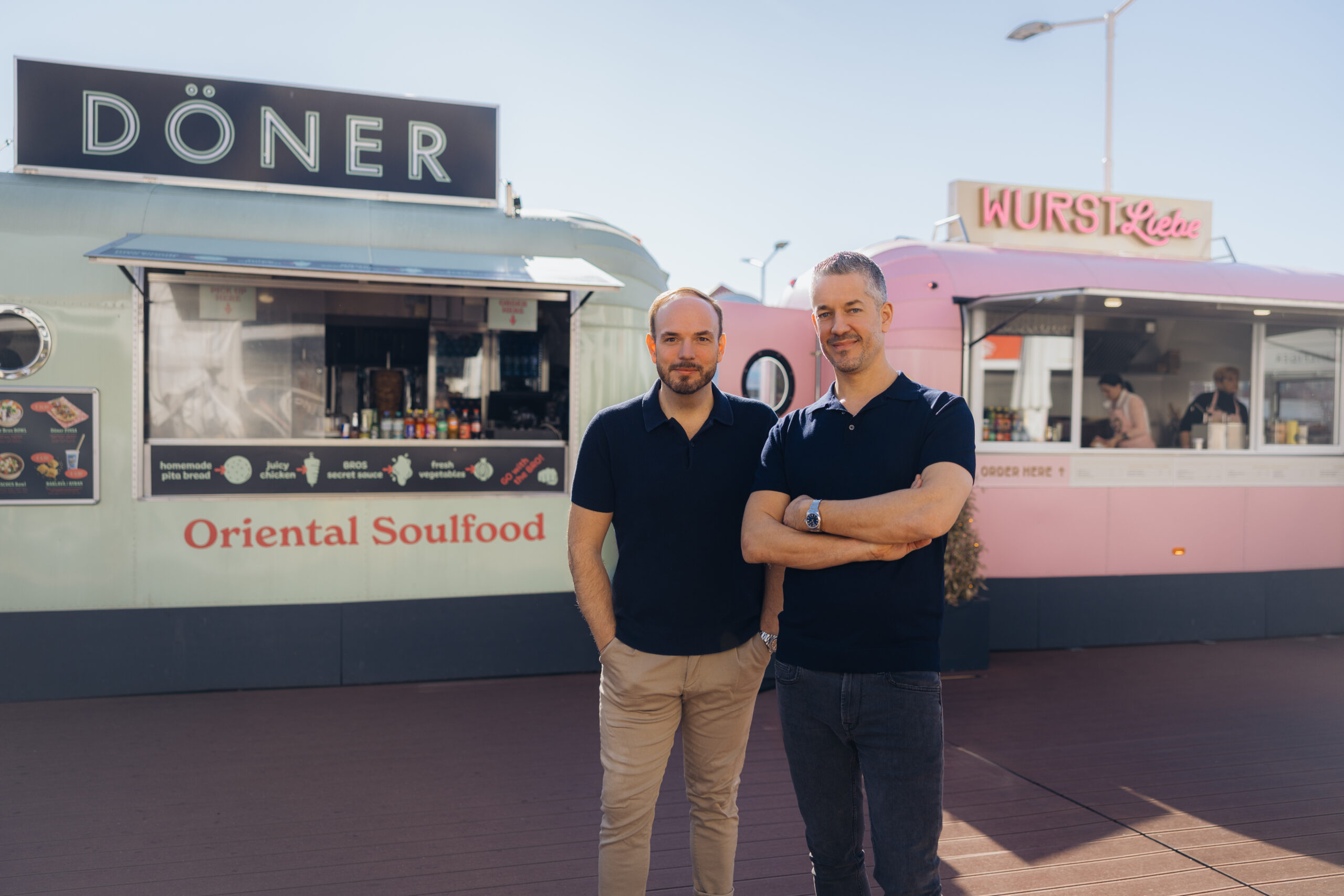 Alex Stranig und Gerald Brunnmayr vor ihren Foodtrucks© Lukas Lorenz