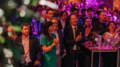 Besucherinnen bei einer Veranstaltung sammeln sich vor der Bühne.