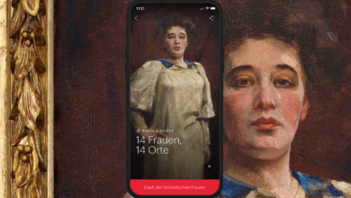 Ein Gemälde Zeigt eine Frau im weißen Kleid vor roten Hintergrund.