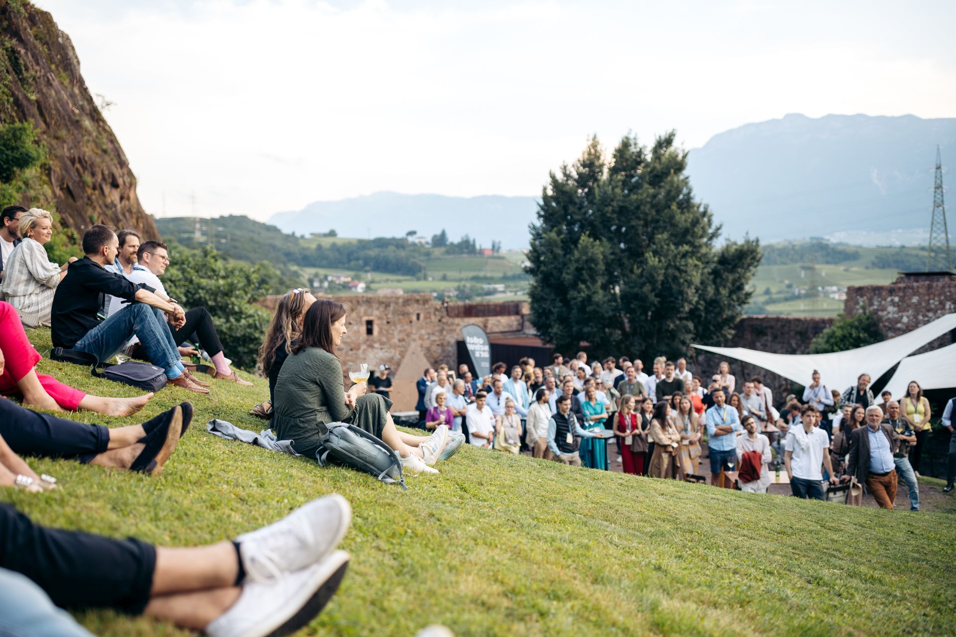 Es muss nicht immer eine Halle sein: Networking und Vorträge im Freien. © Hannes Unterhauser