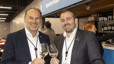 Thomas Panholzer, Geschäftsführer von Transgourmet Österreich mit Gerald Santer, Bereichsleitung Trinkwerk. (C) Andreas Kolarik