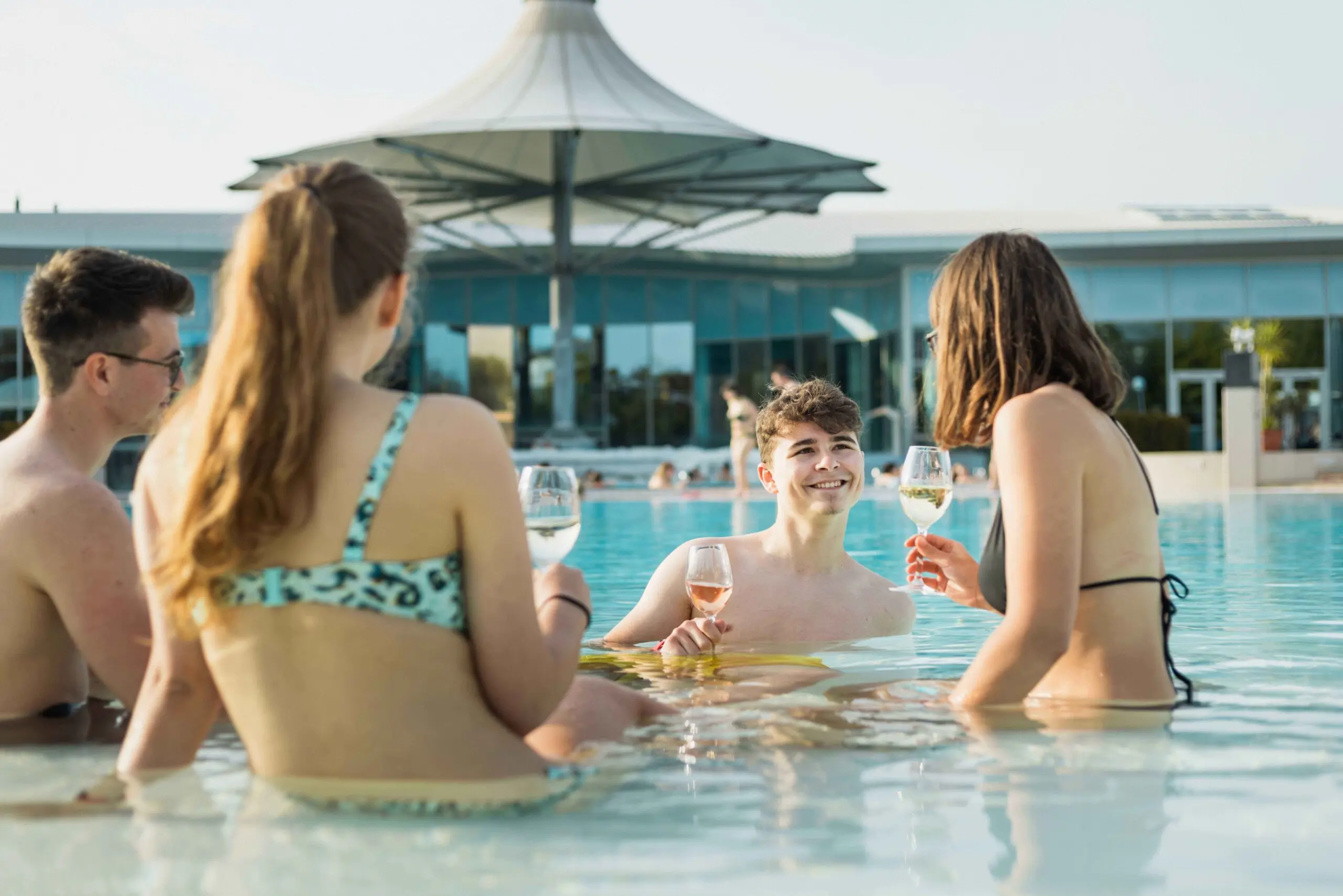 Sommer, Sonne, Sauvignon: „Pool and Wine“ in der Therme Laa