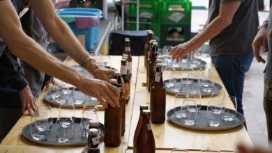 Wenn der Bügel knackt, wird es ernst: Aus der Flasche fließt nicht nur Bier, sondern auch der Traum vom Stockerlplatz. (C) Matthias Scheuringer