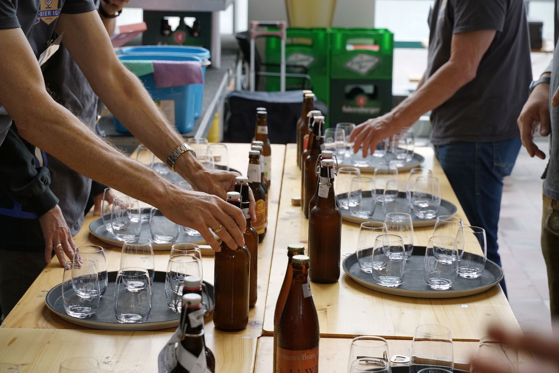 Wenn der Bügel knackt, wird es ernst: Aus der Flasche fließt nicht nur Bier, sondern auch der Traum vom Stockerlplatz. (C) Matthias Scheuringer