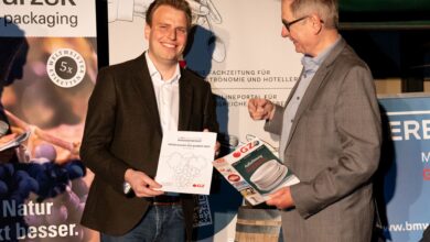 Franz-Joseph Stift gewinnt die 15. Schlossquadrat-Trophy und wird Weintalent des Jahres 2025 - hier im Bild mit dem ÖGZ-Weinexperten Wolfgang Schmid. (C) Daniela Hödl Fotografie