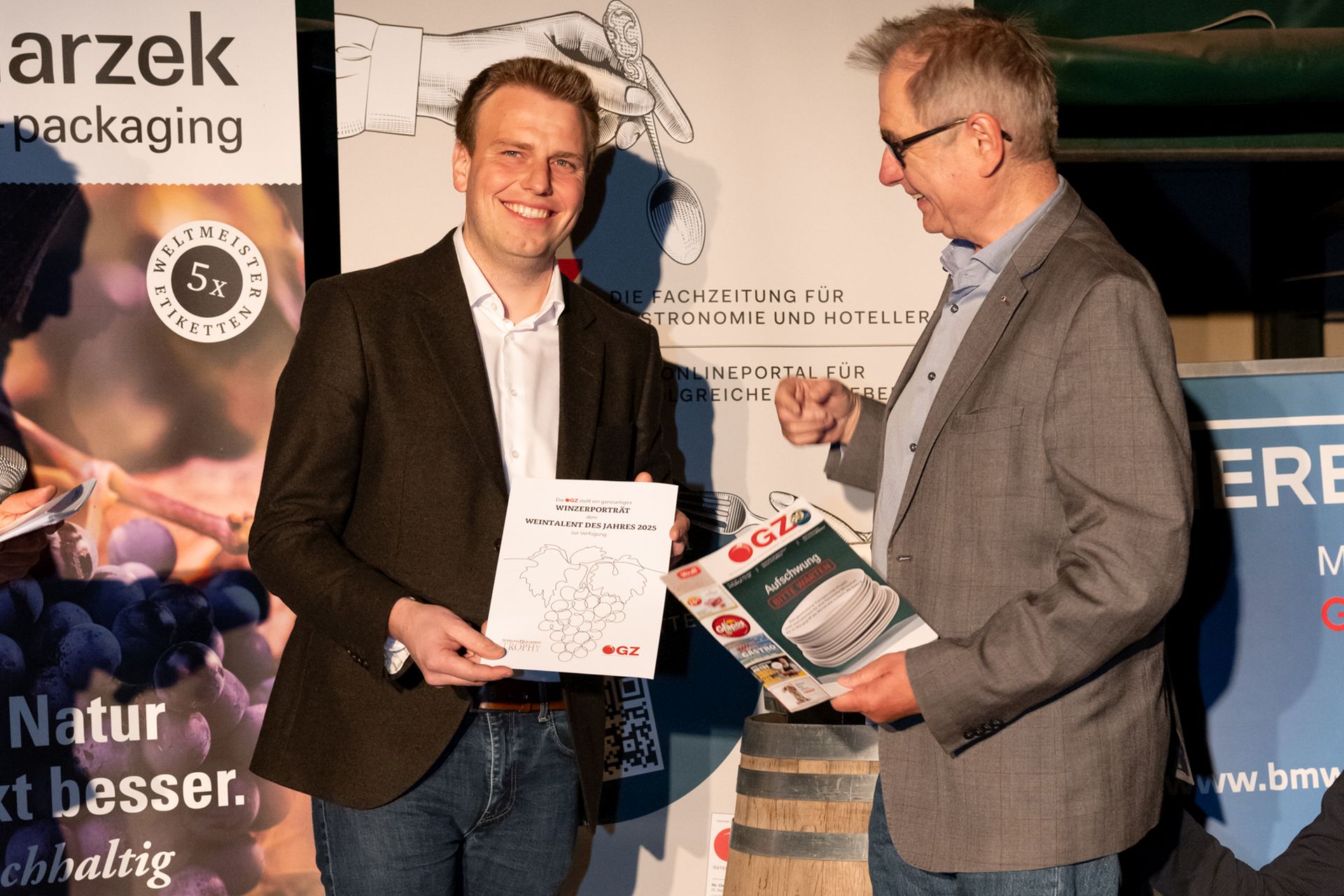 Franz-Joseph Stift gewinnt die 15. Schlossquadrat-Trophy und wird Weintalent des Jahres 2025 - hier im Bild mit dem ÖGZ-Weinexperten Wolfgang Schmid. (C) Daniela Hödl Fotografie