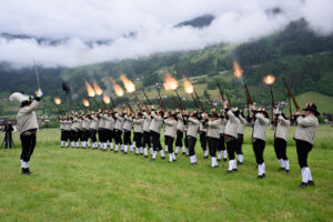 Hoch an: Die Schützenkompanie Zell am Ziller im Rahmen der Feldmesse.