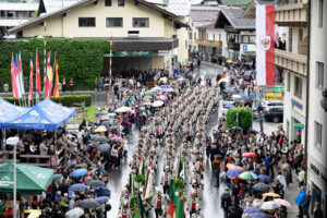 Anschließend fand Österreichs größter Trachtenumzug statt.