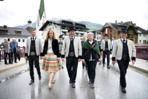 Die Ehrengäste am Gauder Fest Umzug: v.l. Obmann TVB Zell-Gerlos, Zillertal Arena Ferdinand Lechner jun., LR Eva Pawlata, LH-Stv. Josef Geisler, Sabina Geisler und Bürgermeister der Marktgemeinde Zell am Ziller Robert Pramstrahler.