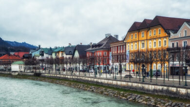 Die Traun fließt durch Bad Ischl im Salzkammergut.