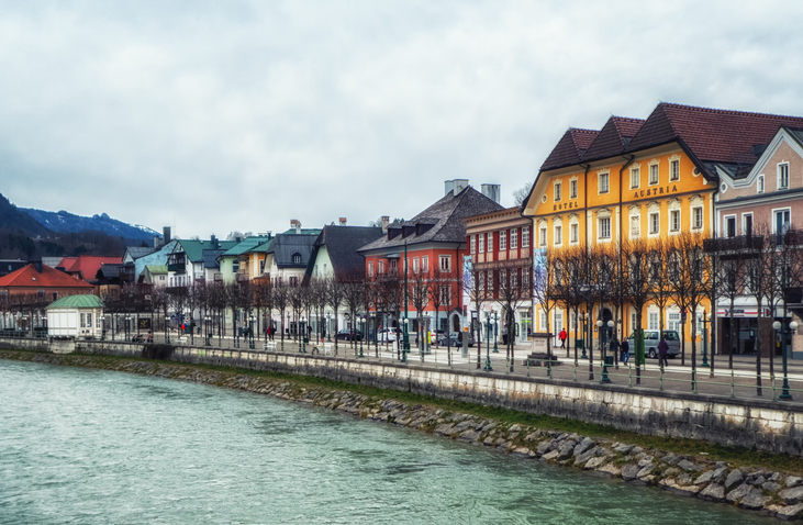 Die Traun fließt durch Bad Ischl im Salzkammergut.
