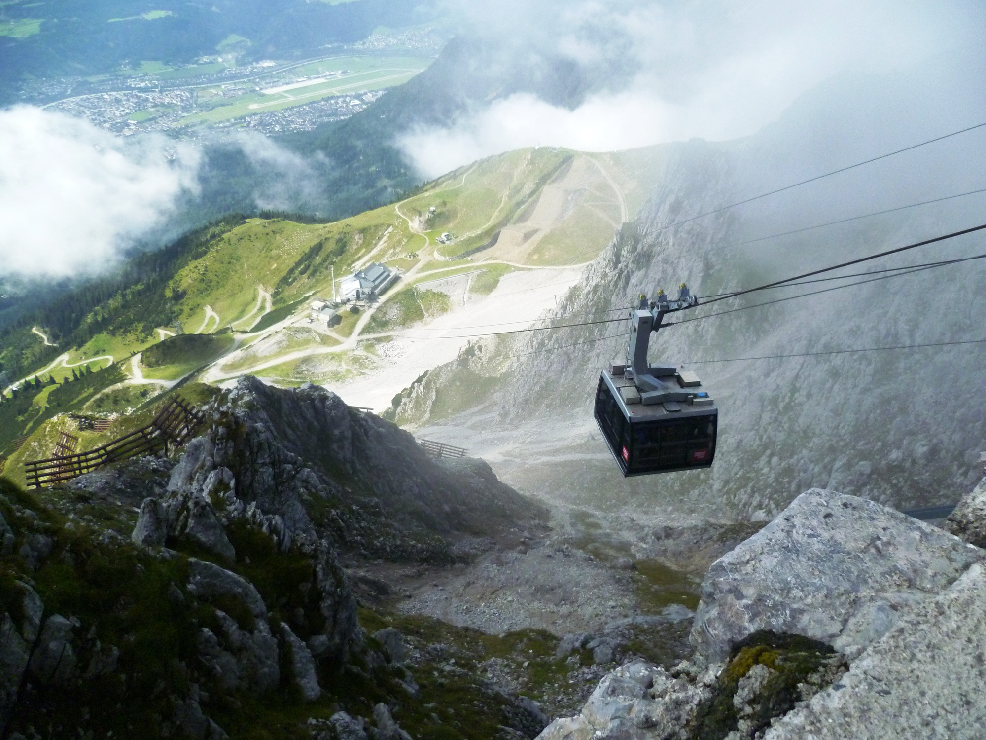 Die Seilbahnen bleiben ein zentraler Faktor im Tourismus – als wirtschaftlicher Motor, Arbeitgeber und Impulsgeber. (C) iStock / Getty Images Plus / Joann_Pate
