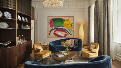 Eine Suite im Hotel Rosewood Vienna. Blaue Couches und gelbe Sessel laden zum Verweilen ein.