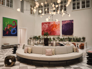 Im Herzen des Hauses gibt es nun eine Bühne für Kunst. © Rosewood Vienna