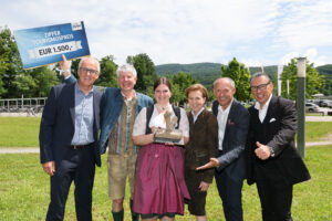 Filzmoos erhält eine Auszeichnung für das Wintersportprojekt Yukigassen (v.l.:): Güner Hinterholzer (BrauUnion), Peter Donabauer (Filzmoos Tourismus), Eva Gehwolf (Filzmoos Tourismus), Brigitta Pallauf (Land Salzburg), Leo Bauernberger (SalzburgerLand Tourismus) und Gerd Schneider (ORF Salzburg). © Franz Neumayr / neumayr.cc
