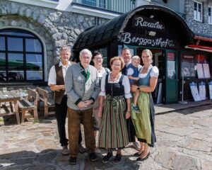 Eine Familie in traditionell österreichischer Kleidung posiert für ein Foto.