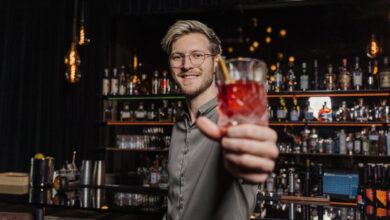 Der neue Barchef im Zwei-Sterne-Restaurant SENN in Salzburg © Philipp Lihotzky