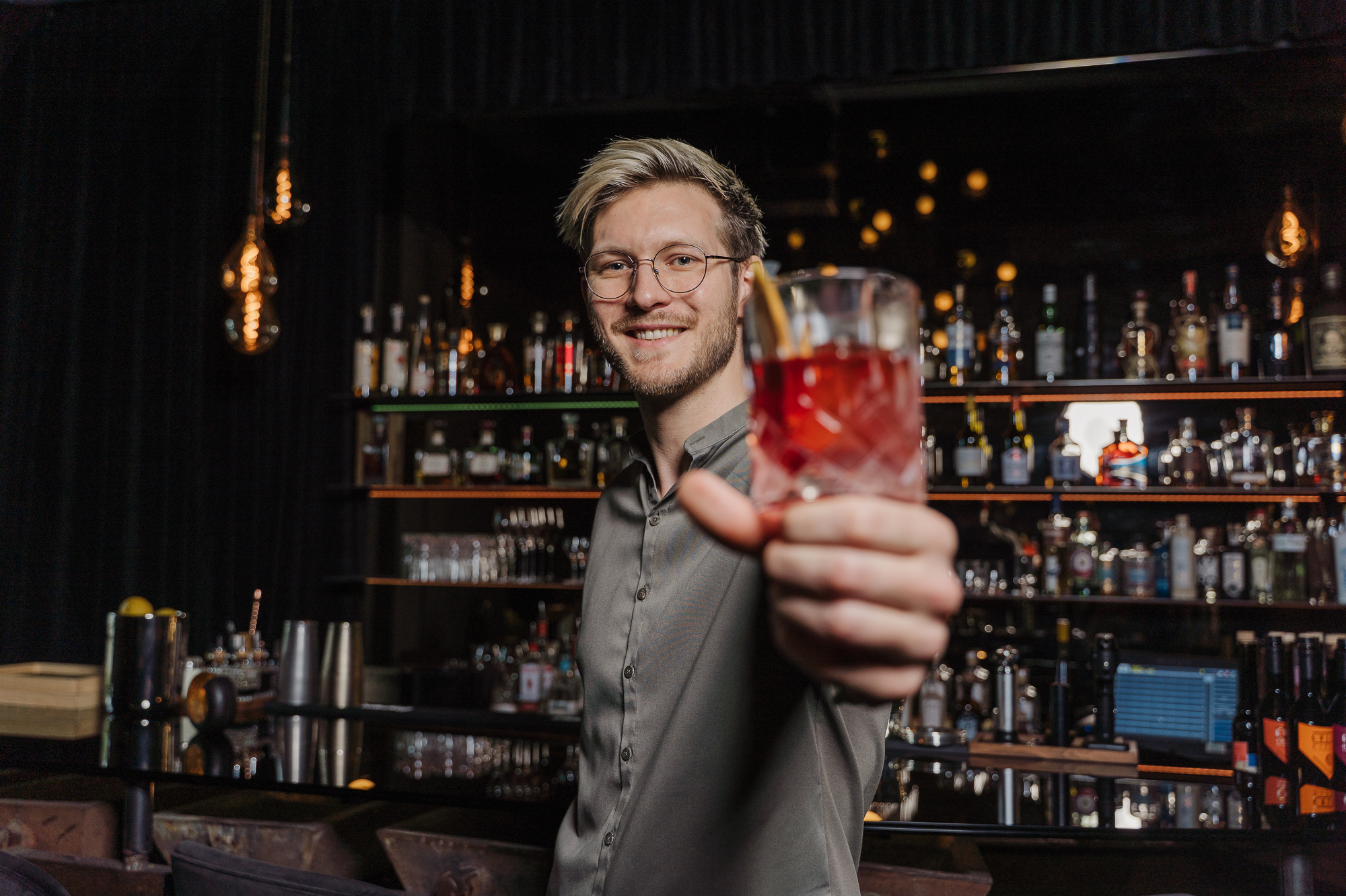 Der neue Barchef im Zwei-Sterne-Restaurant SENN in Salzburg © Philipp Lihotzky
