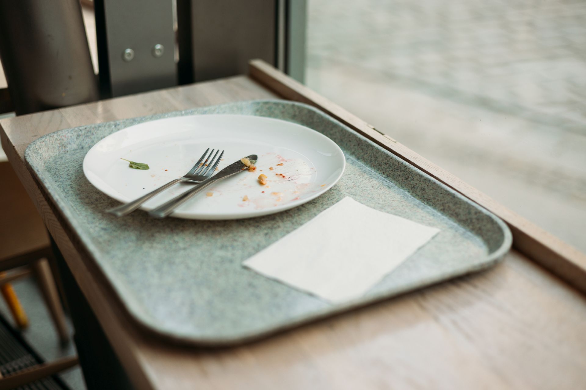 Zu teuer zum Servieren – wenn Lohnnebenkosten den Gast zum Kellner machen. (C) iStock / Getty Images Plus / Mariia Skovpen