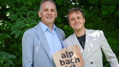 Obmann Frank Kostner mit Wolfgang Kostenzer (re.), dem neuen Geschäftsführer von Alpbachtal Tourismus. (C) Gabriele Grießenböck