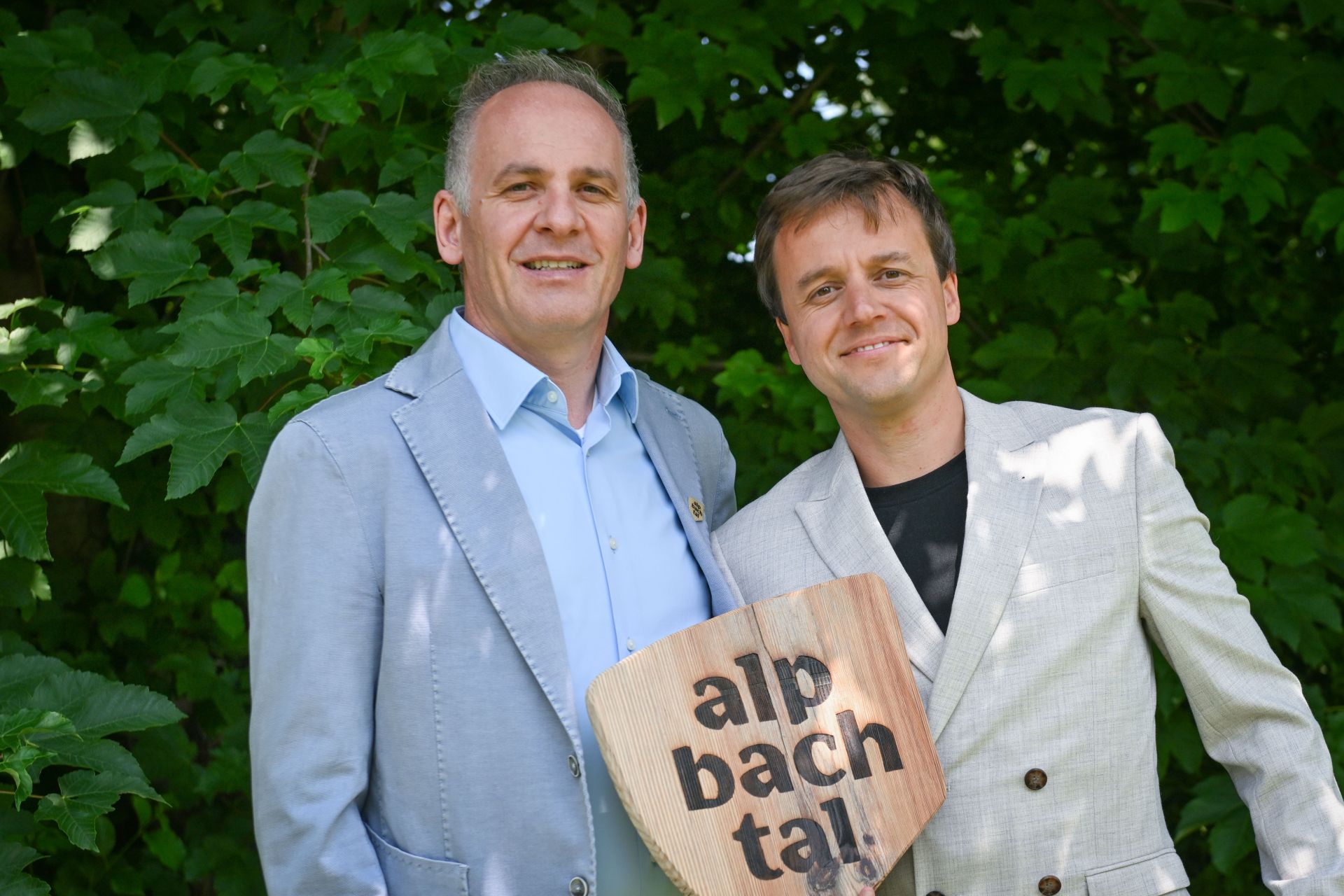 Obmann Frank Kostner mit Wolfgang Kostenzer (re.), dem neuen Geschäftsführer von Alpbachtal Tourismus. (C) Gabriele Grießenböck