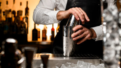 Person an der Bar verwendet Shaker © MaximFesenko iStock Getty Images Plus