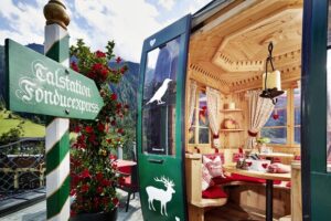 In einer ehemaligen Skigondel werden Fleisch-, Käse- und Schokoladen-Fondues serviert. © SPA-HOTEL Jagdhof