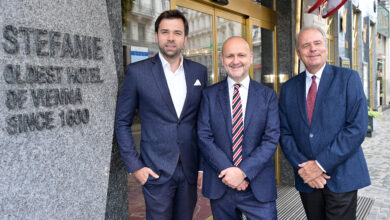 Alexander Schick, Norbert Kettner und Martin Schick vor dem historischen Hotel Stefanie.