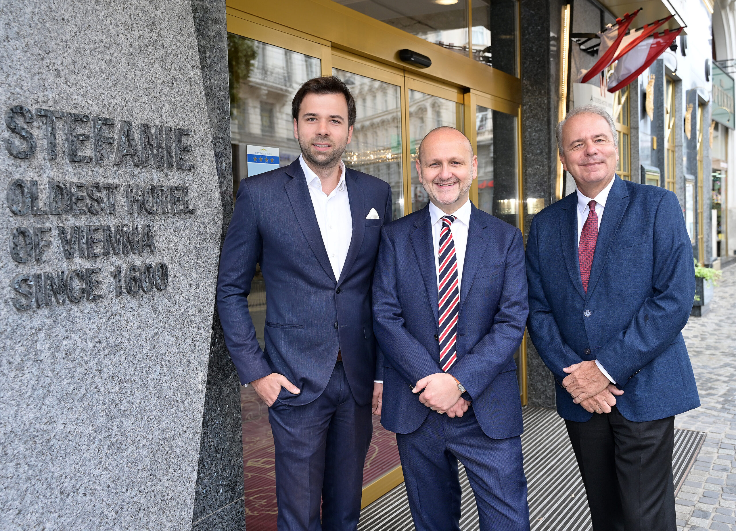 Alexander Schick, Norbert Kettner und Martin Schick vor dem historischen Hotel Stefanie.