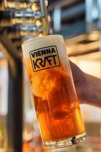 Frisch gezapftes Vienna Kraft Bier © Gleisgarten