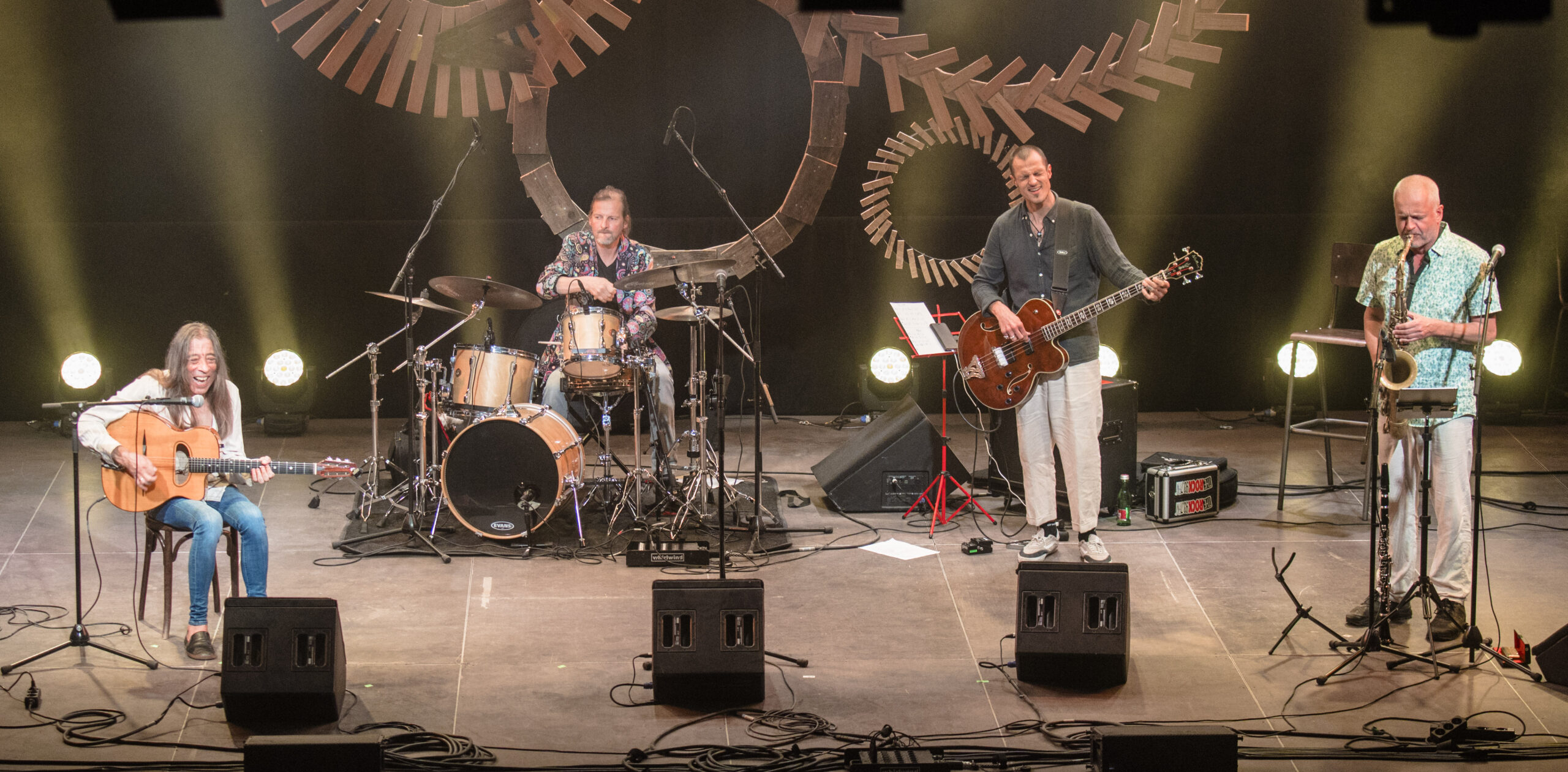 Eine Band spielt auf einer Bühne.