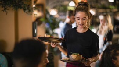 Die Gastro bleibt menschlich. Aber sie darf schlauer werden. (C) iStock / Getty Images Plus / DGLimages