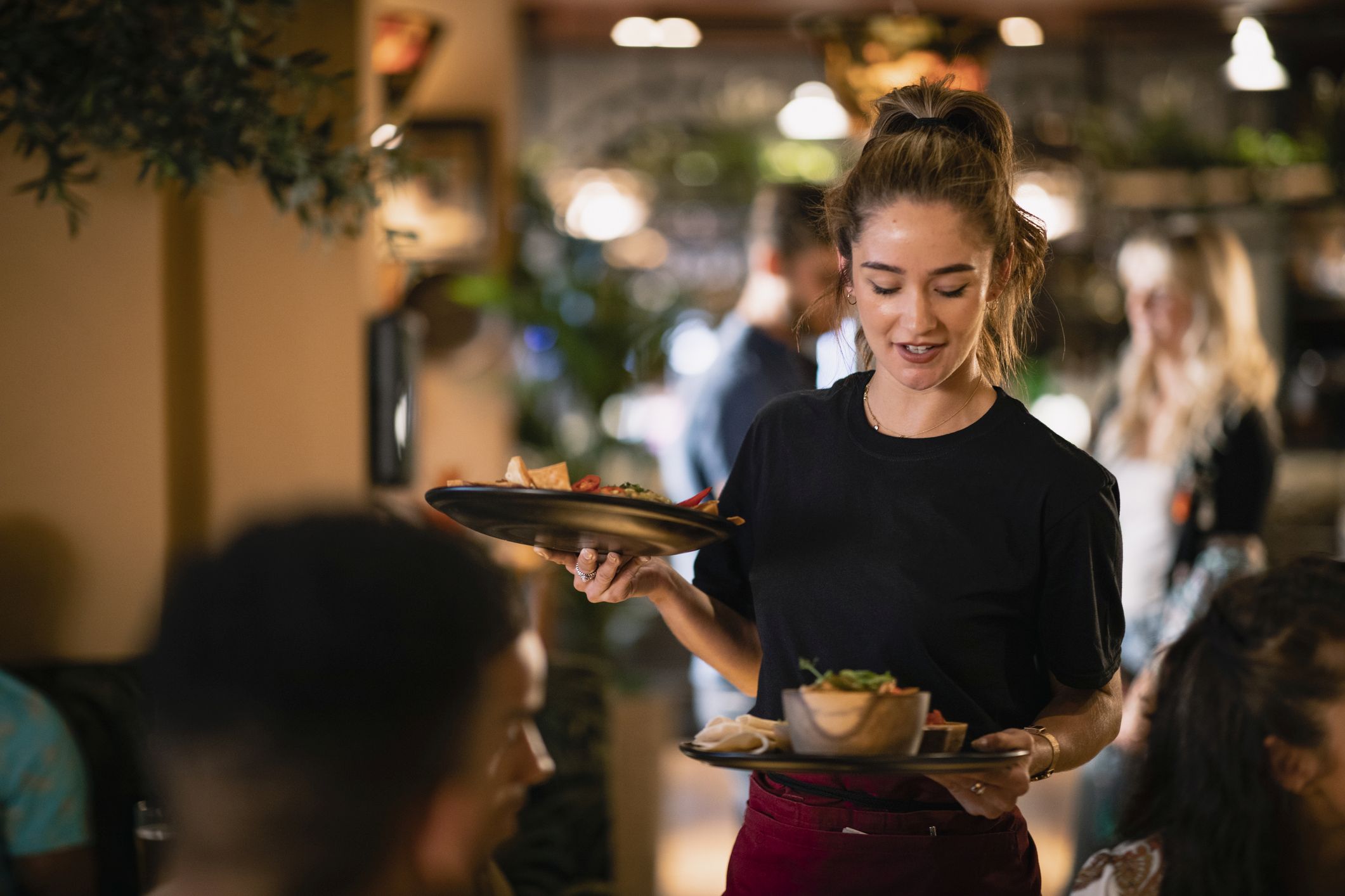 Die Gastro bleibt menschlich. Aber sie darf schlauer werden. (C) iStock / Getty Images Plus / DGLimages