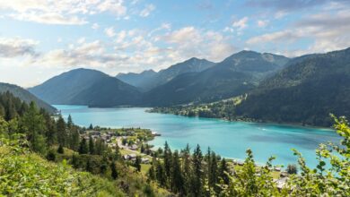 Kristallklar und messbar rein: Der Weissensee in Kärnten zählt auch 2025 zu den Badeseen mit „ausgezeichneter“ Wasserqualität – bestätigt von AGES und Europäischer Umweltagentur. (C) iStock / Getty Images Plus / mdworschak