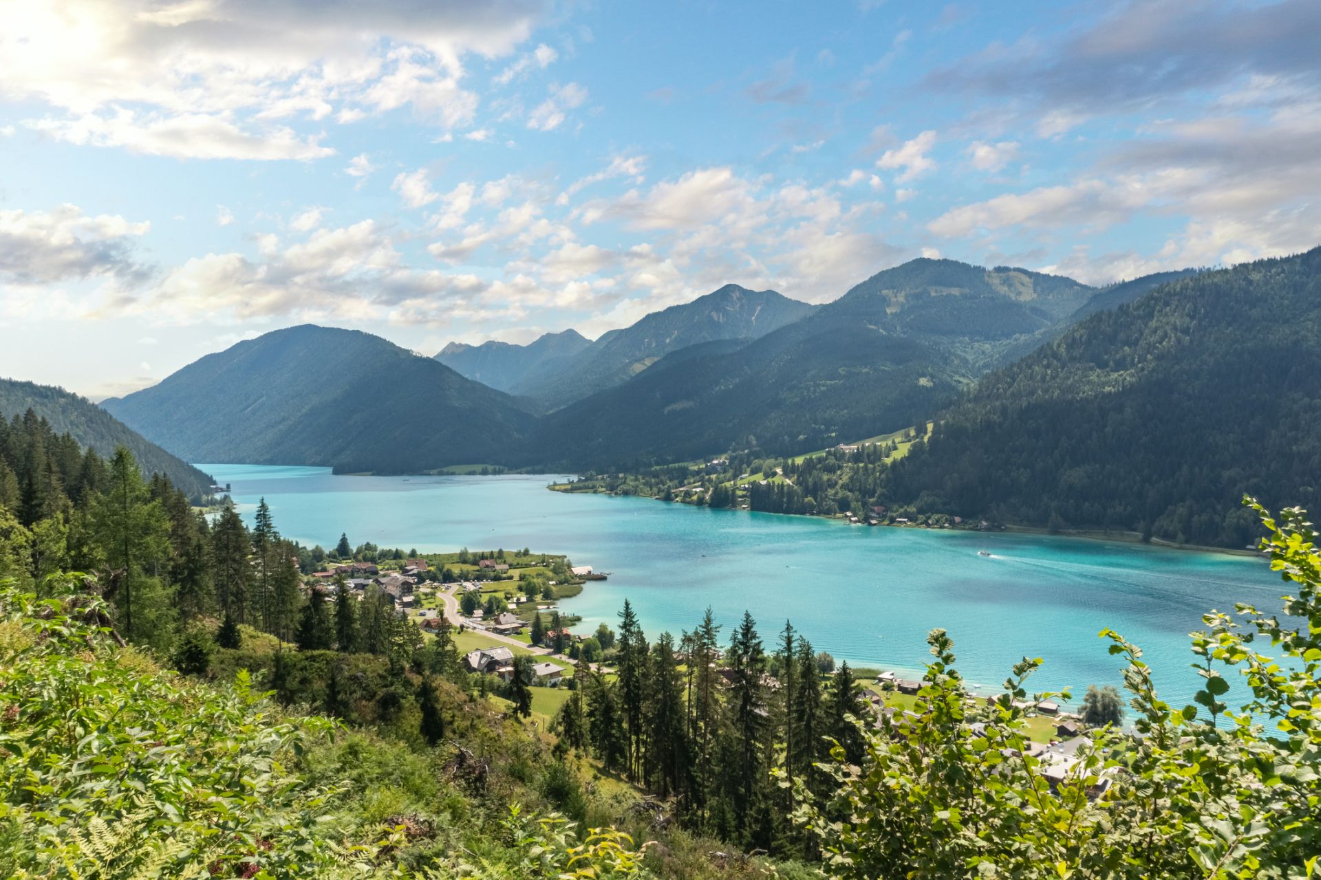 Kristallklar und messbar rein: Der Weissensee in Kärnten zählt auch 2025 zu den Badeseen mit „ausgezeichneter“ Wasserqualität – bestätigt von AGES und Europäischer Umweltagentur. (C) iStock / Getty Images Plus / mdworschak