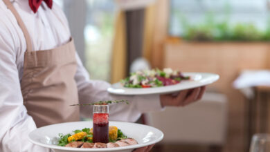 Kellner mit zwei Tellern © YakobchukOlena iStock Getty Images Plus