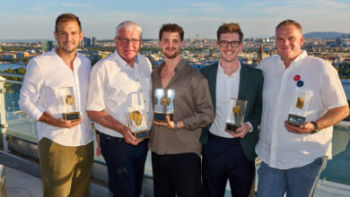 Vineus Preisträger 2025: Gerhard Deim, Newcomer-Winzer des Jahres; Alois Gross (Lebenswerk), Thomas Kracher, Newcomer Sommelier des Jahres; Aaron Priewasser (Trinkwerk-Goliath für "Aarons Genusskrämerei") und Heinz Frischengruber, Kellermeister der "Domäne Wachau". (C) Ludwig Schedl für Transgourmet