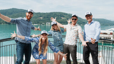 Bei der Vorstellung der Kärntner Originale waren vier der sechs künftigen Gesichter der Tourismusmarke Kärnten live vor Ort: Marko Ogris, Anna Truppe, Alexandra Lanner, Matthias Ortner mit Klaus Ehrenbrandtner © Thomas Sobian