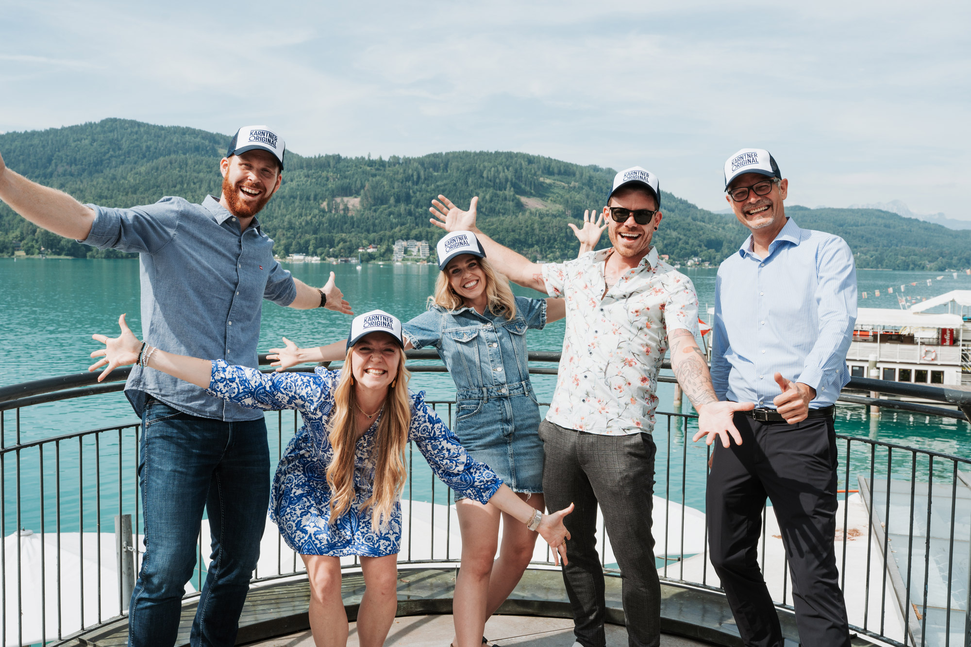 Bei der Vorstellung der Kärntner Originale waren vier der sechs künftigen Gesichter der Tourismusmarke Kärnten live vor Ort: Marko Ogris, Anna Truppe, Alexandra Lanner, Matthias Ortner mit Klaus Ehrenbrandtner © Thomas Sobian