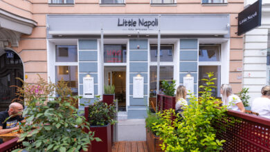 Fassade des neuen "Little Napoli" in Grau mit großzügigem Schanigarten davor.
