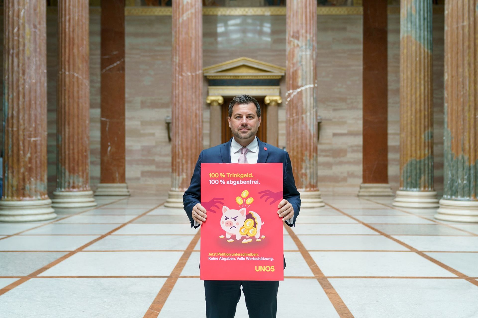Die Petition ist ein kleiner Schritt mit einem großen Ziel: Dass echte Anerkennung nicht länger versteuert werden muss. Oder wie es Michael Bernhard (Bild) sagt: „Trinkgeld soll Freude machen – nicht Frust.“ (C) UNOS / Martina Draper