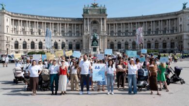 Still-Stand: Dutzende Menschen setzen ein Zeichen für Stillen © MAM Baby / Sabine Sattlegger