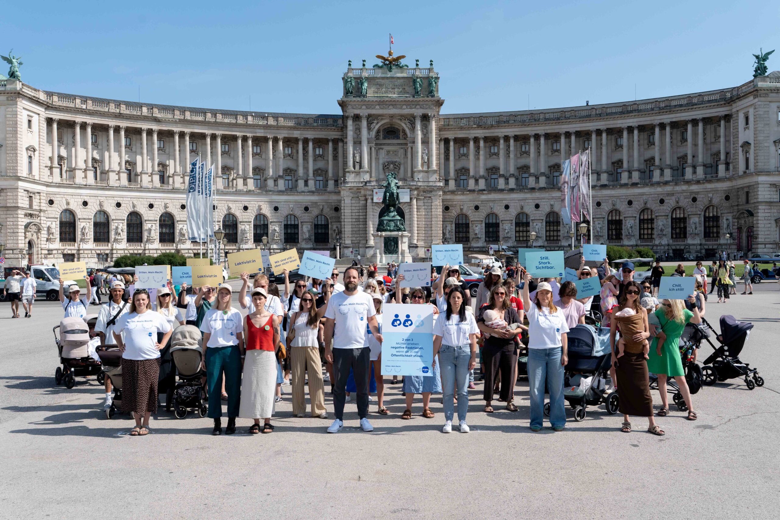 Still-Stand: Dutzende Menschen setzen ein Zeichen für Stillen © MAM Baby / Sabine Sattlegger