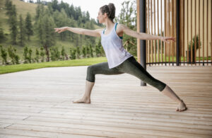 Eine Frau macht Yoga.