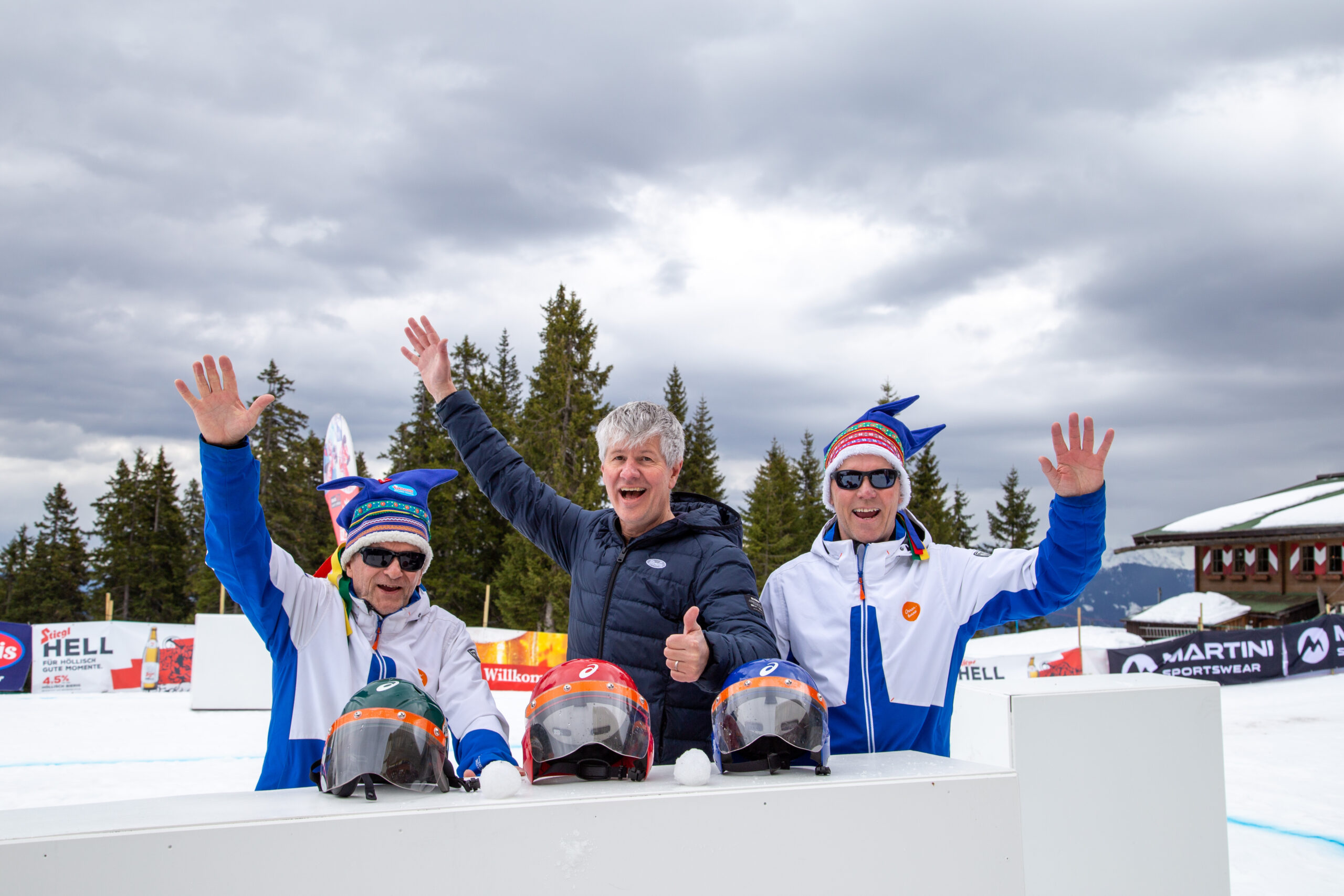 In Filzmoos fanden bereits zwei Yukigassen-Turniere statt. Bei der Organisation unterstützten die finnischen Yukigassen-Experten Leo Korhonen (li.) und Ari Pöyliö (re.) Tourismuschef Peter Donabauer. © Anita Arneitz
